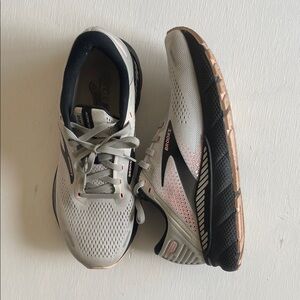 Brooks Women's 9.5 Adrenaline GTS 22